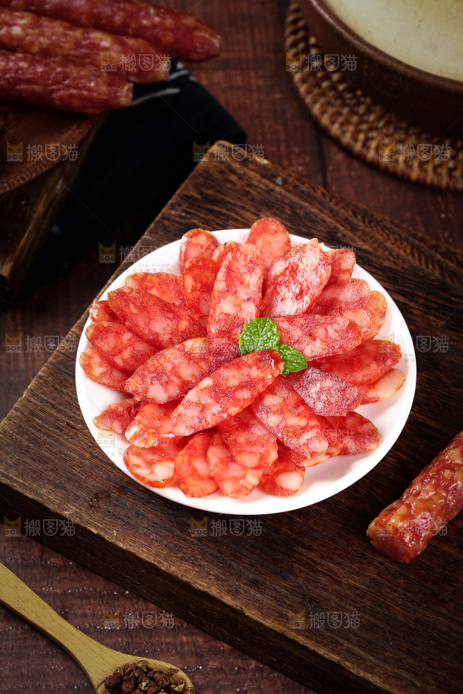 木底上的一盘广味腊肠