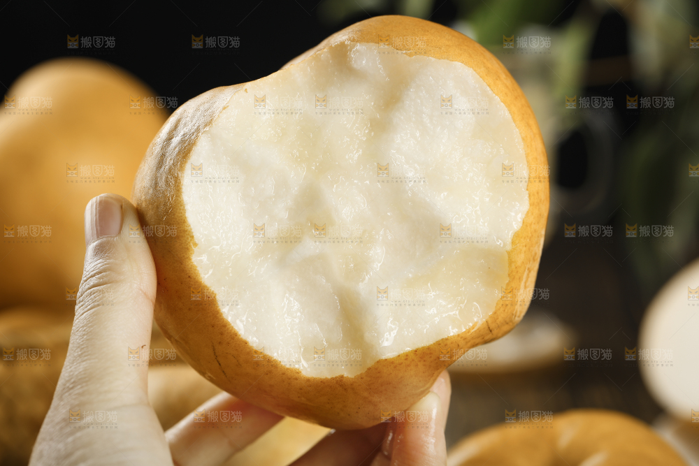 手里拿着咬开的秋月梨