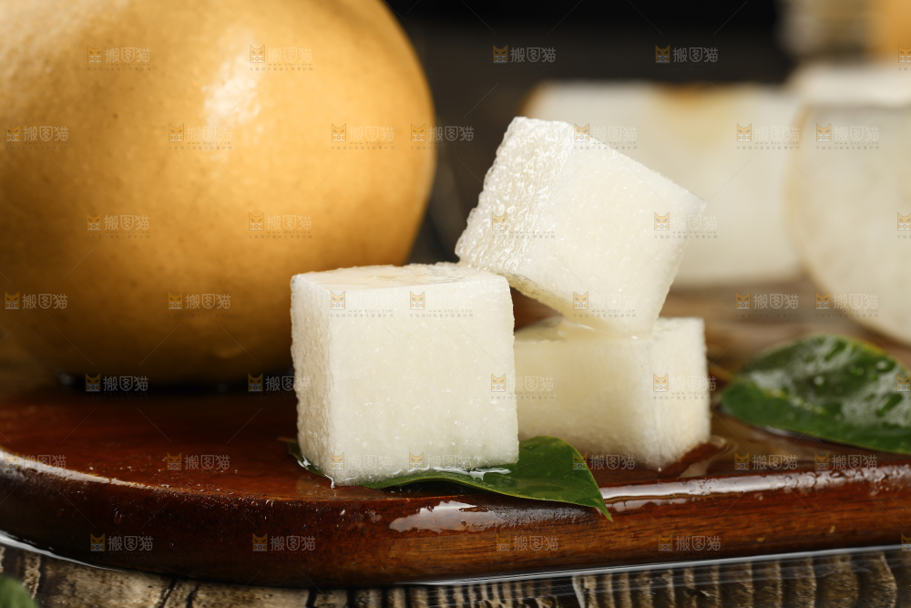 木底上新鲜的秋月梨果肉