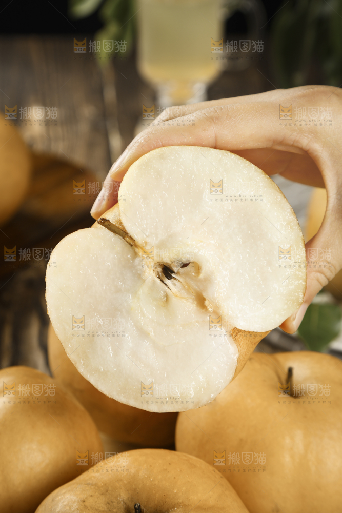 手里拿着新鲜秋月梨