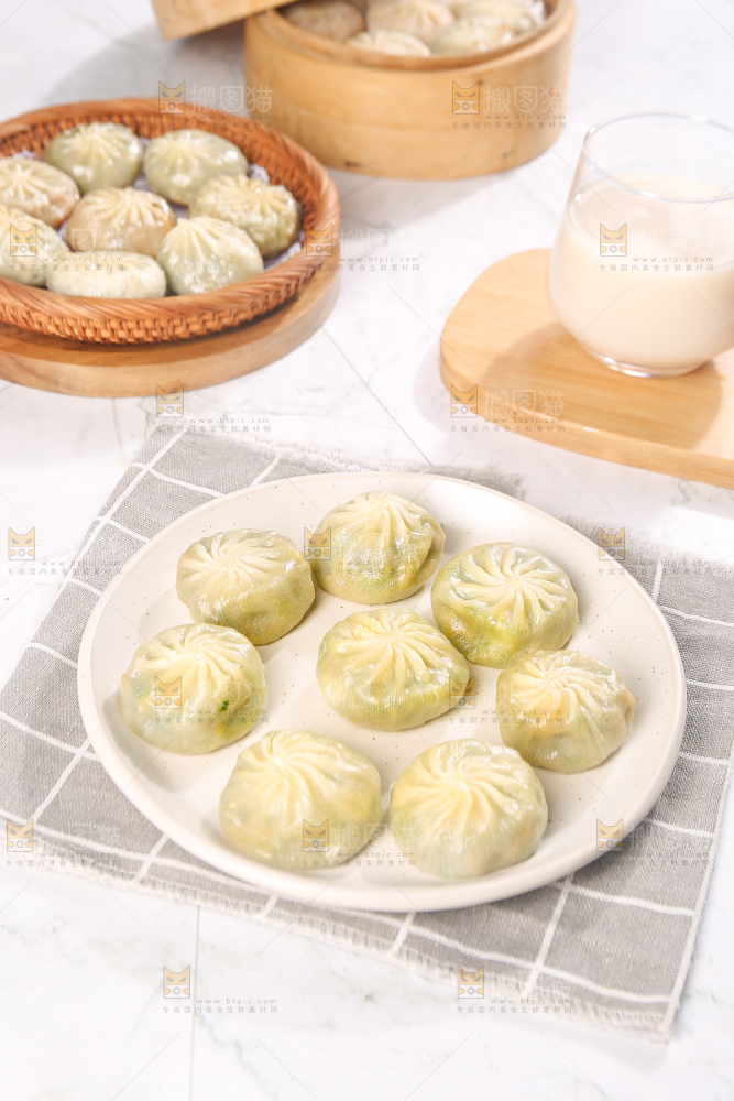 格子布上的一盘小包子