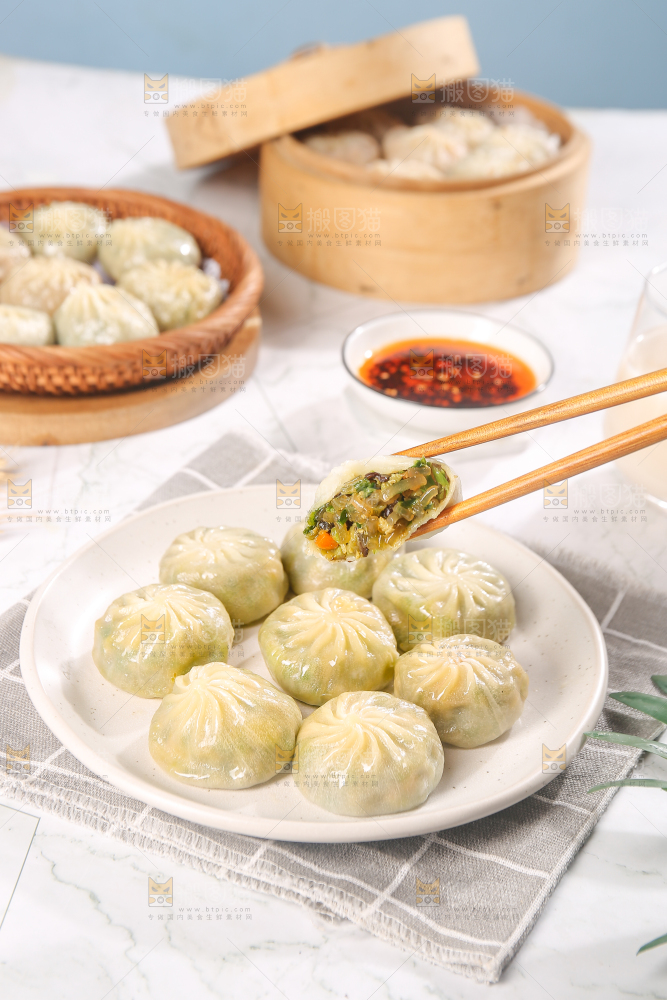 筷子上夹着粉丝包子