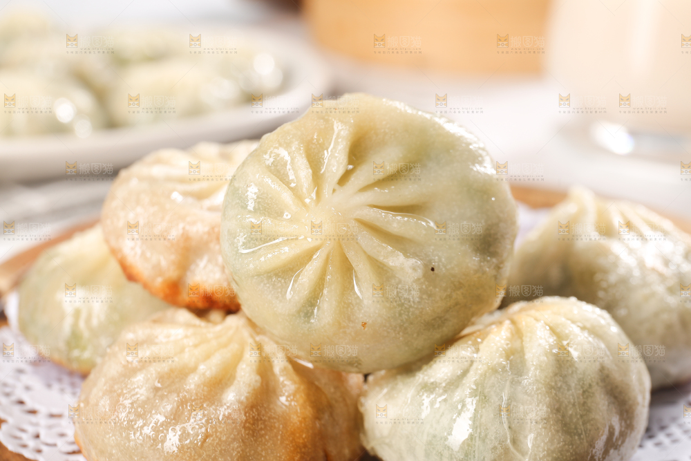木盘上的粉丝煎包