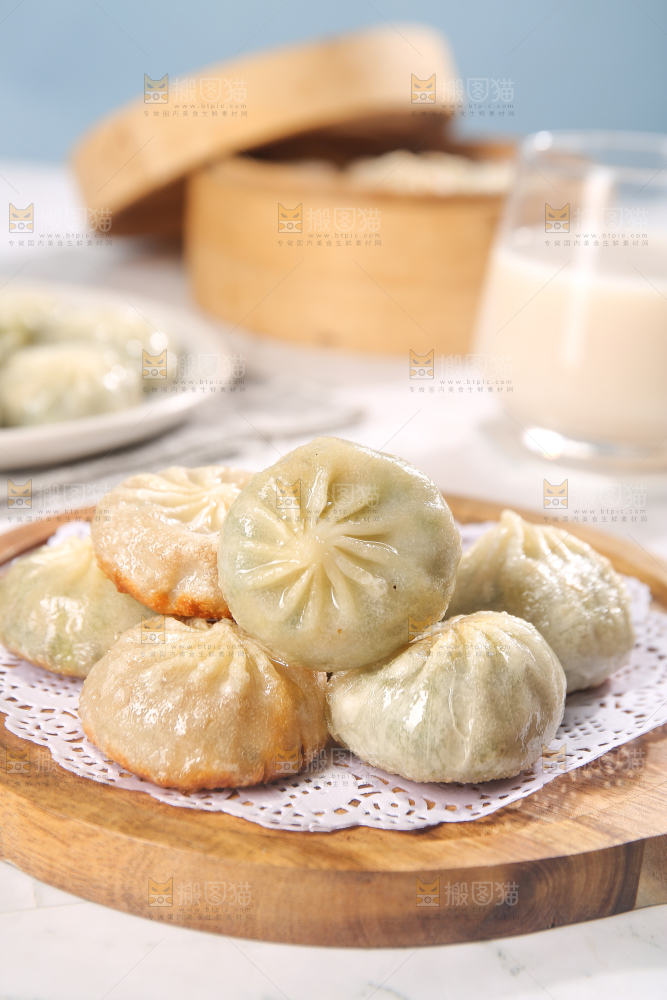 木盘上的粉丝煎包