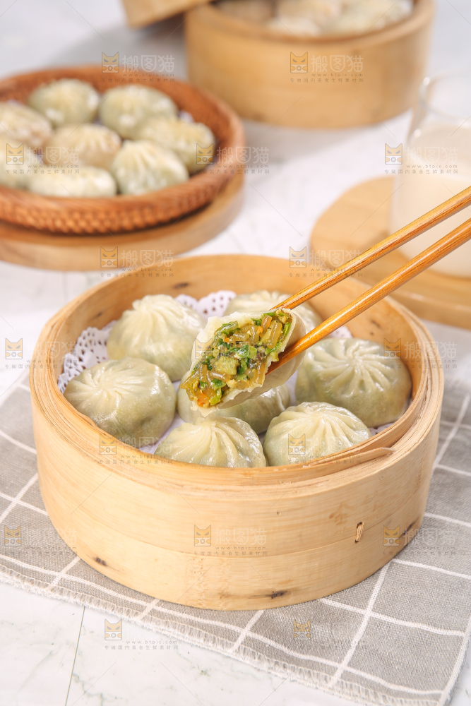 筷子上夹着粉丝包子