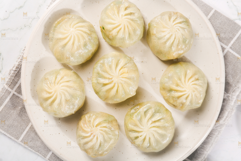 格子布上的一盘小包子