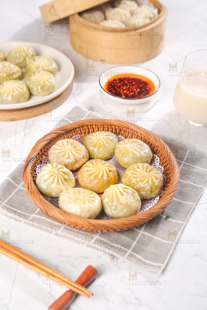 格子布上的一篮小煎包