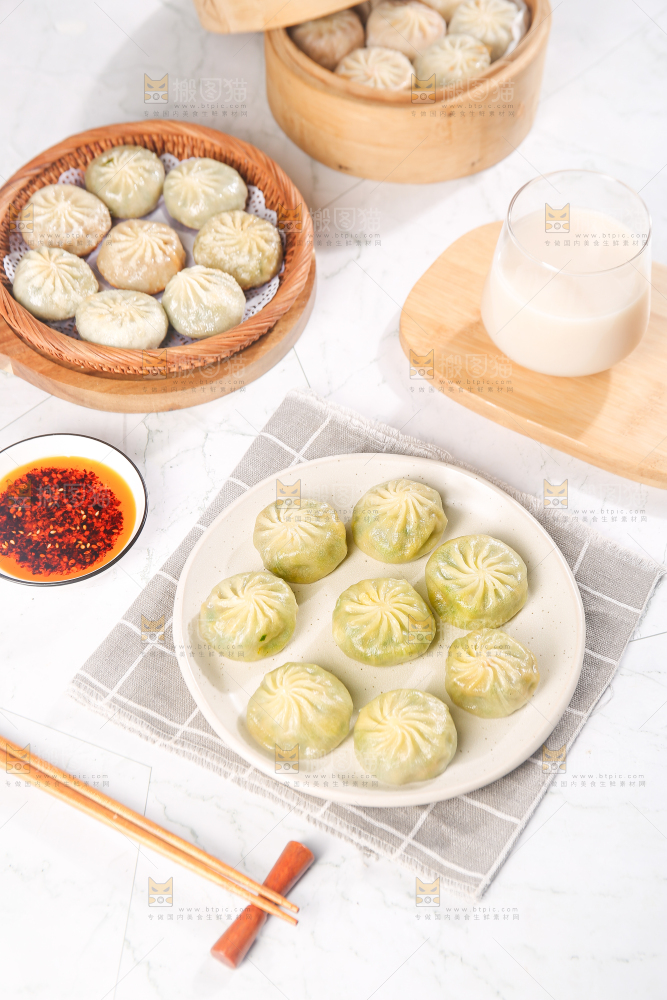 格子布上的一盘小包子