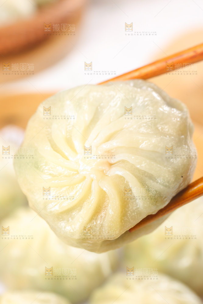 筷子上夹着小笼包