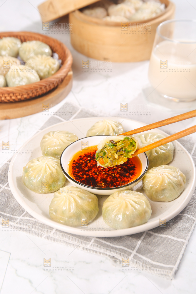 筷子上夹着粉丝包子