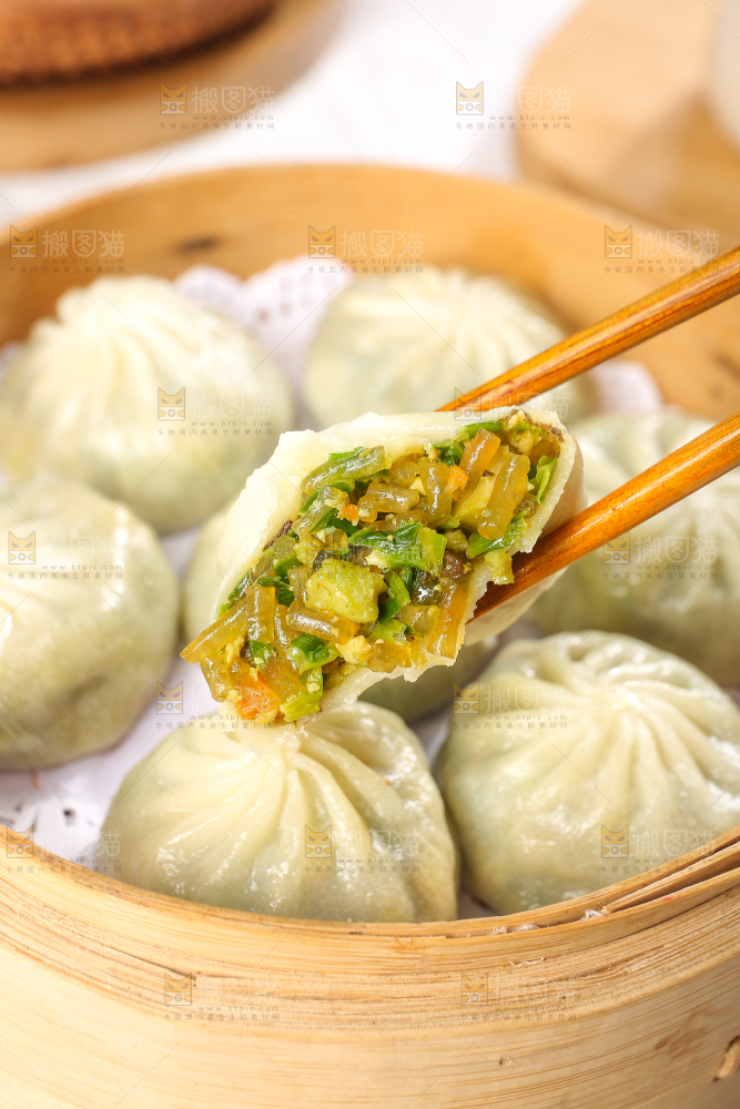 筷子上夹着粉丝包子