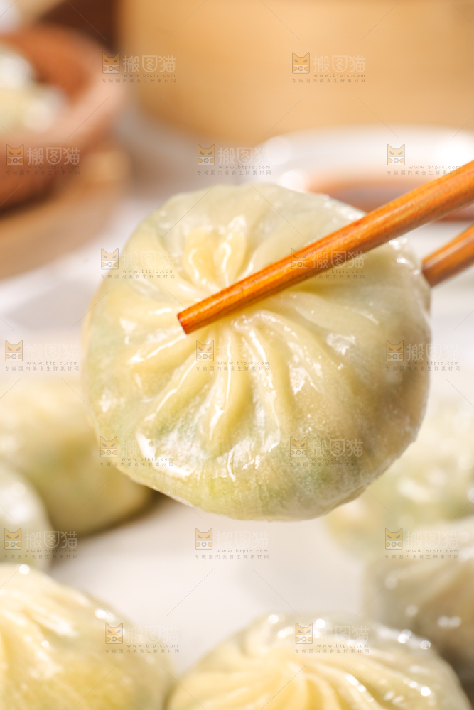 筷子上夹着小笼包