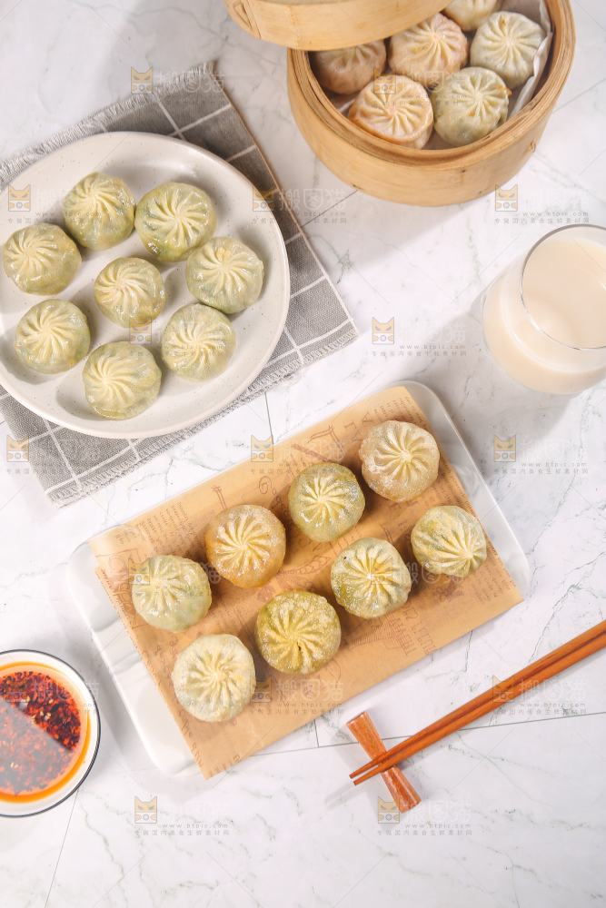 油纸上摆放着的小包子