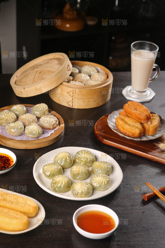 深底上摆放着的小包子