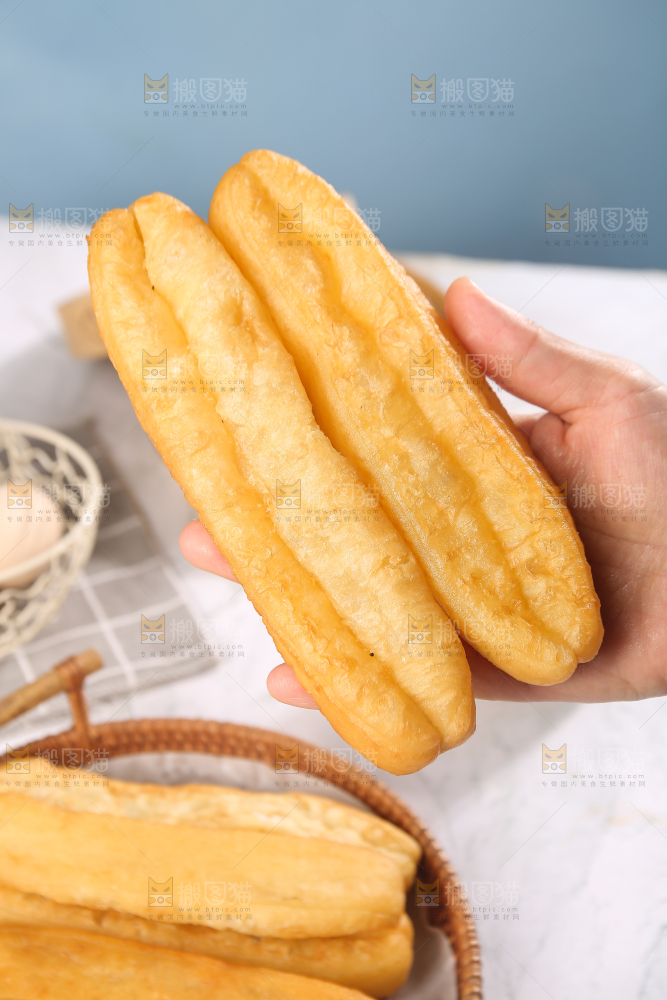 手里拿着香酥油条