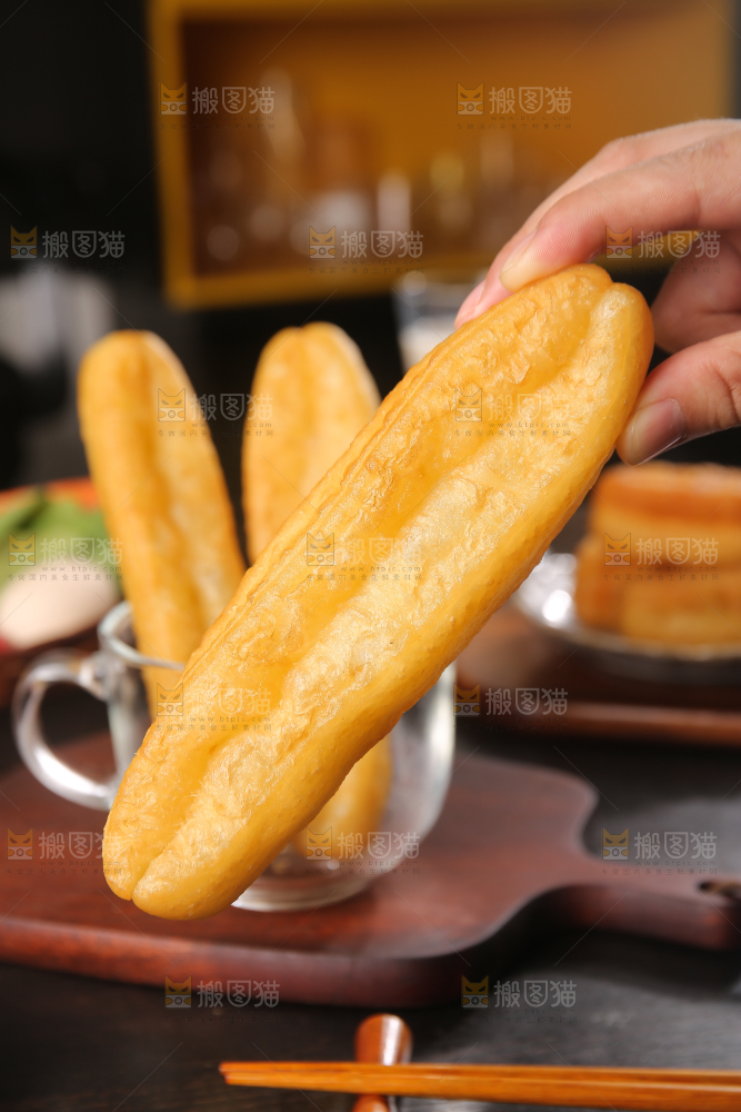 手里拿着香酥油条