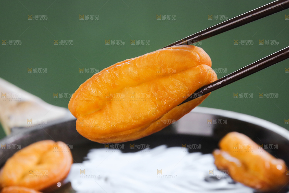 筷子上夹着小油条