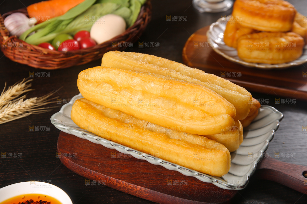 深底上的一盘炸油条