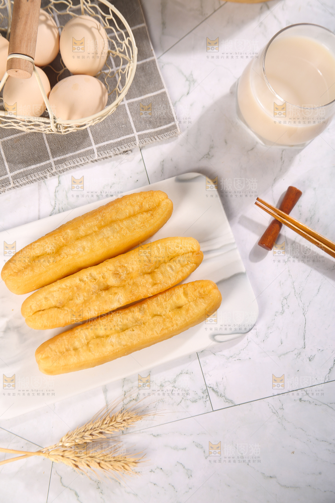 浅底上的一盘炸油条