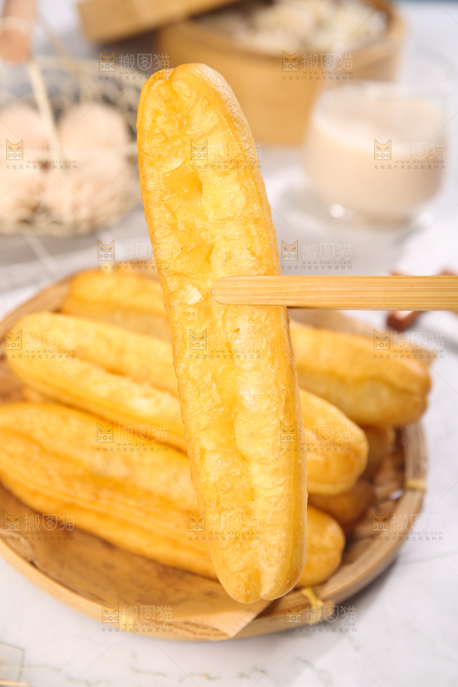 筷子夹着香酥炸油条