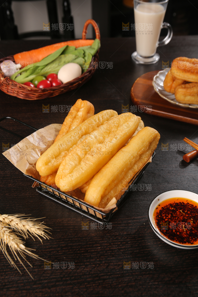 深底上的一筐油条