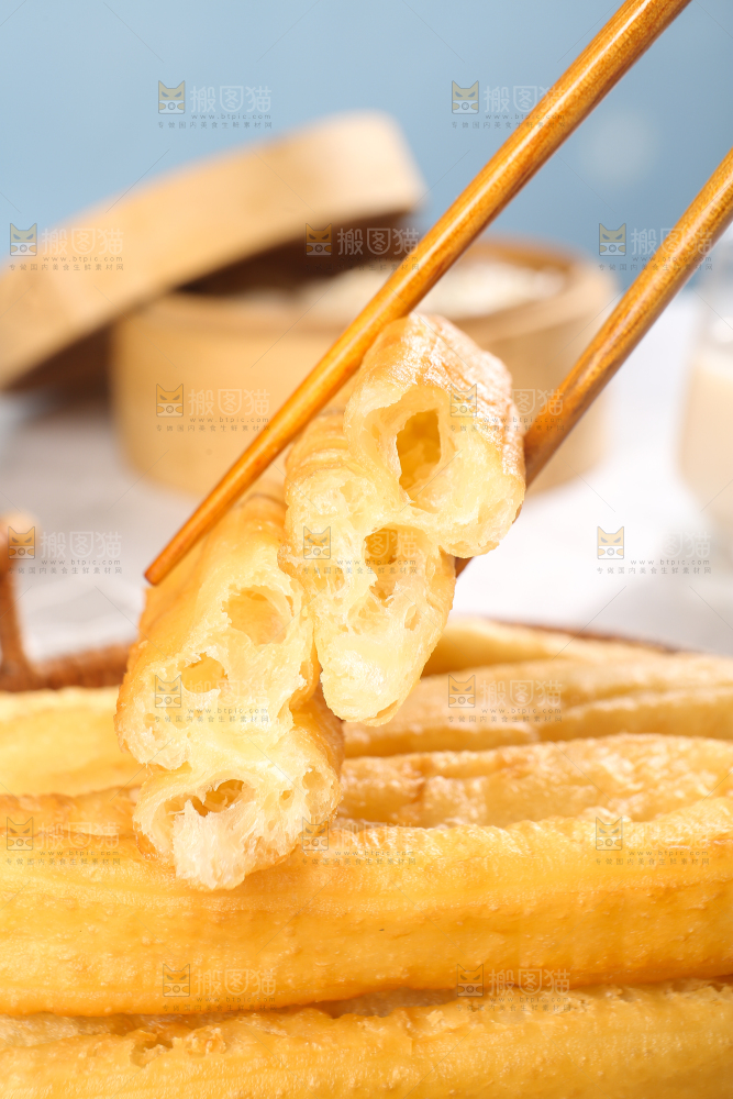 筷子夹着香酥炸油条