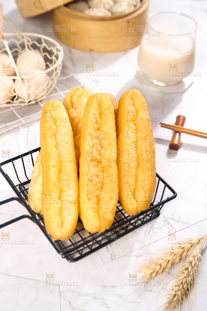 浅底上的一篮香酥炸油条