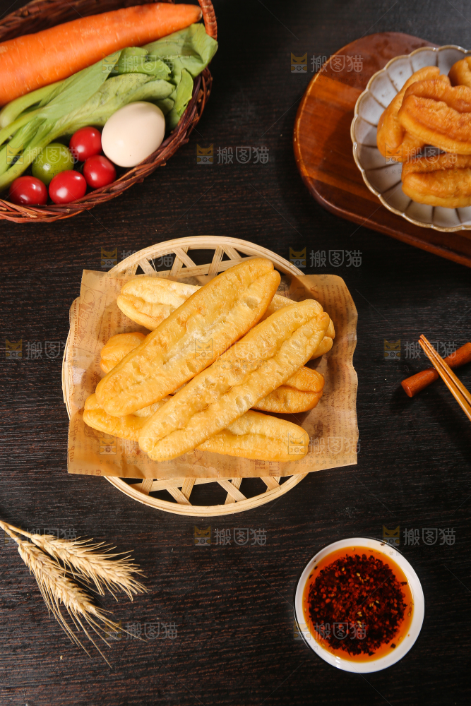 深底上的一盘炸油条