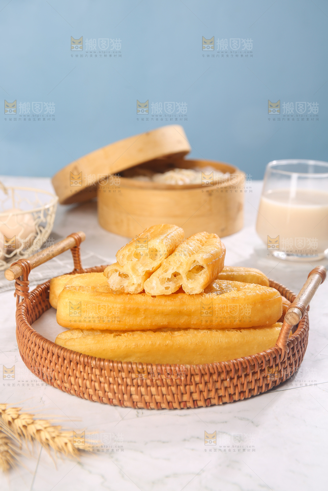 篮子里的香脆油条