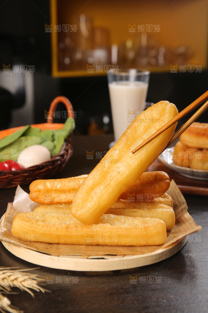 筷子夹着香酥炸油条