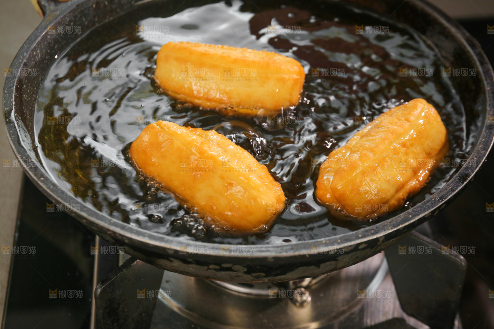 油锅里正在炸着油条
