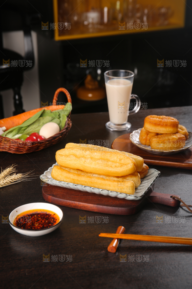 深底上的一盘炸油条
