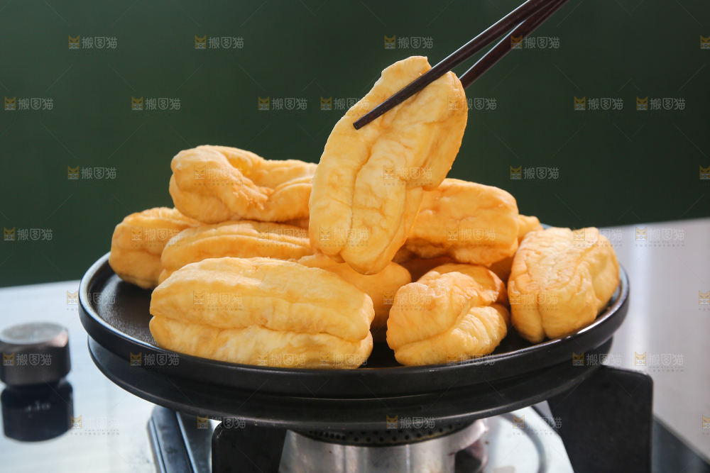 筷子上夹着小油条