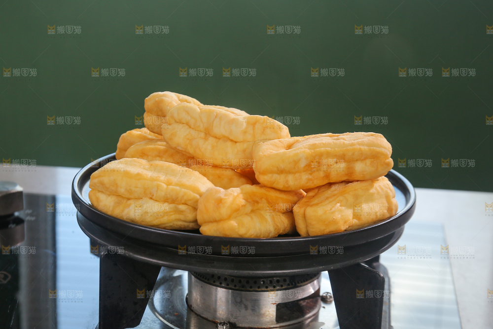 盘子里的香酥炸油条