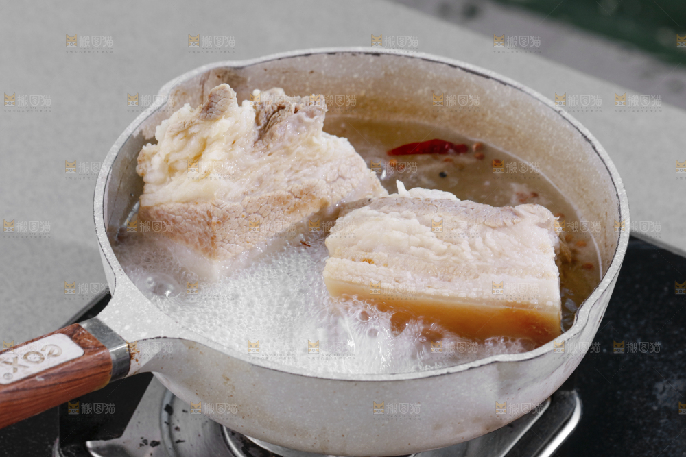 锅里面煮着大块五花肉