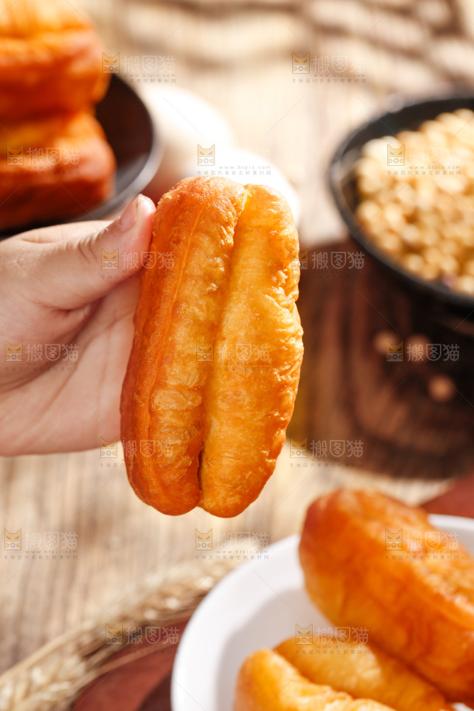 手里拿着香酥炸油条