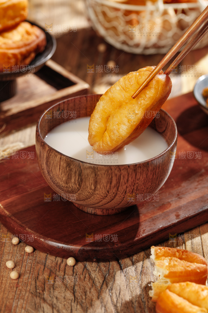 筷子夹着油条蘸豆浆