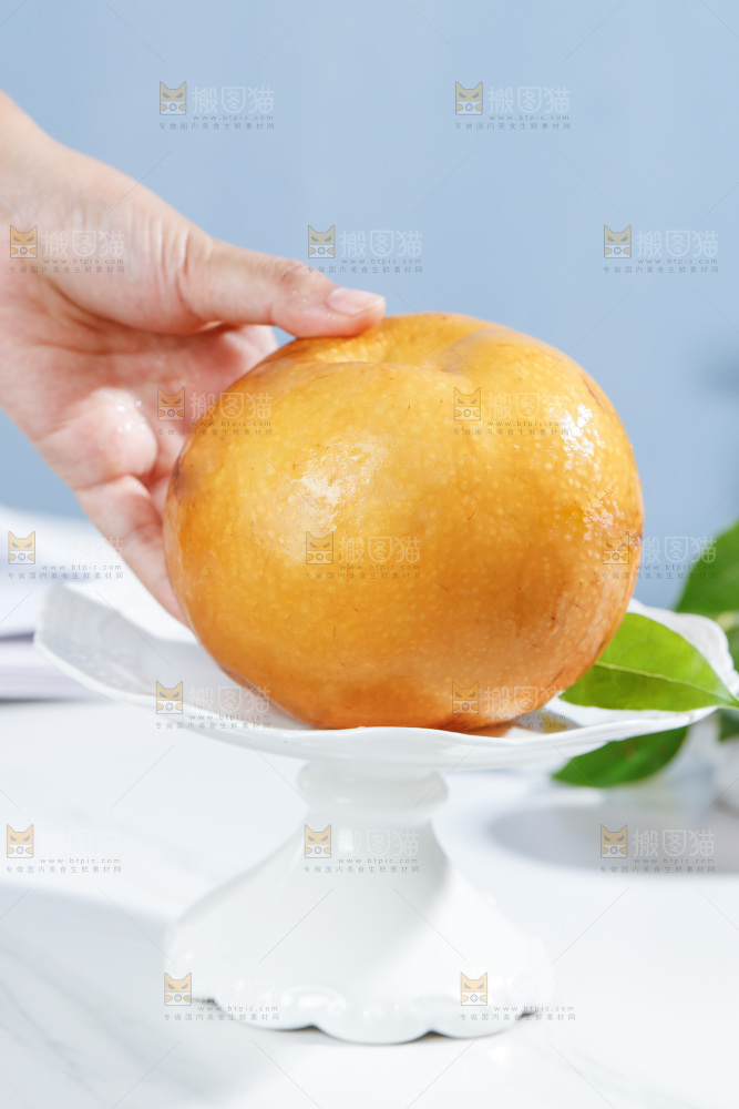 手里拿着莱阳秋月梨