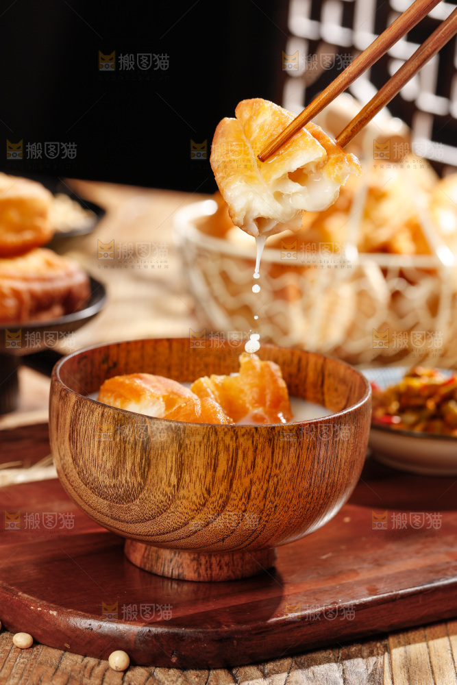 筷子夹着油条蘸豆浆