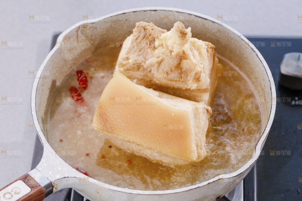 锅里面煮着大块五花肉