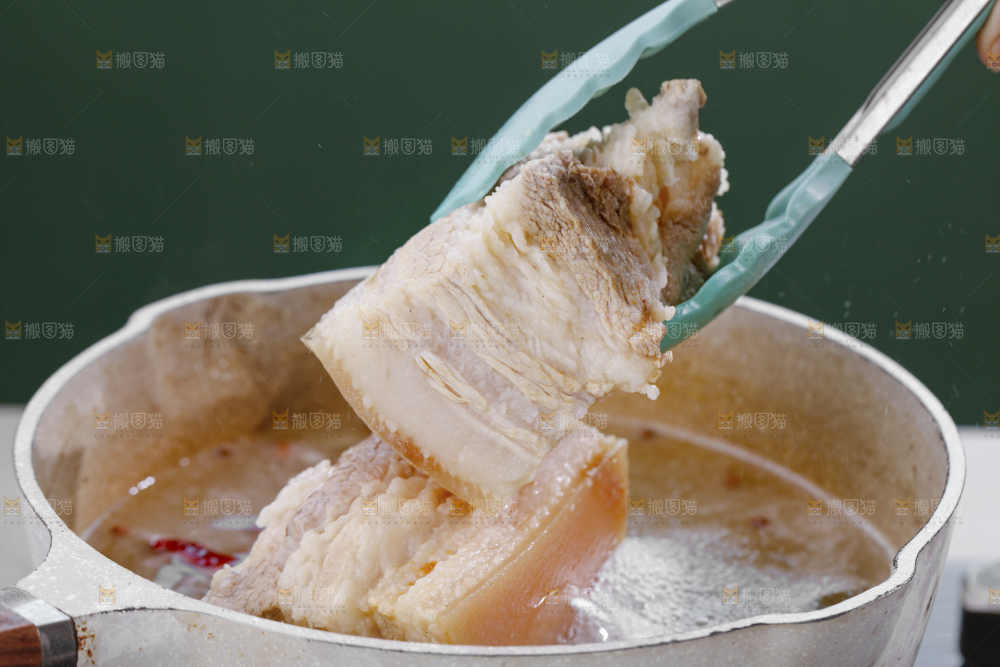 夹子上夹着五花肉