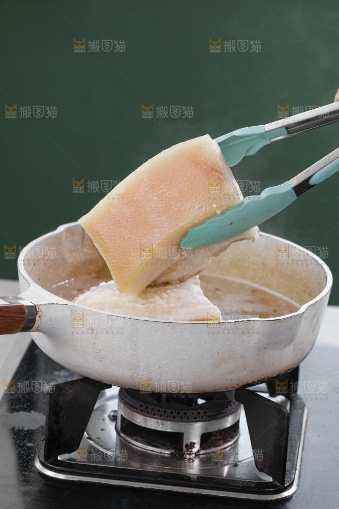 夹子上夹着五花肉