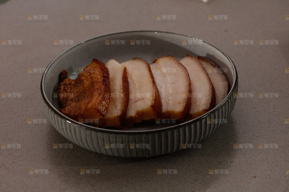 深底上的一盘扣肉