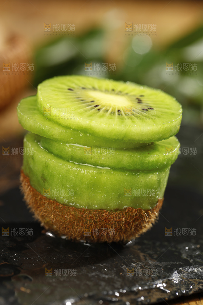 黑石板上的翠香猕猴桃