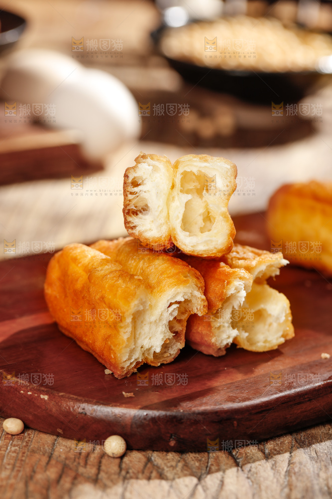 木底上放着的炸油条