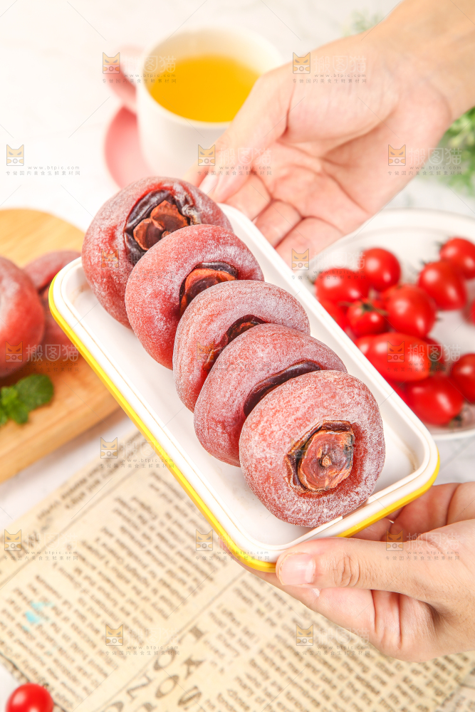 手里端着糖心圆柿饼