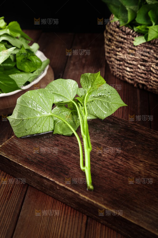 木底上放着番薯叶