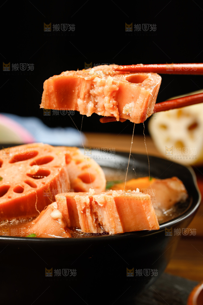 筷子上夹着粉藕