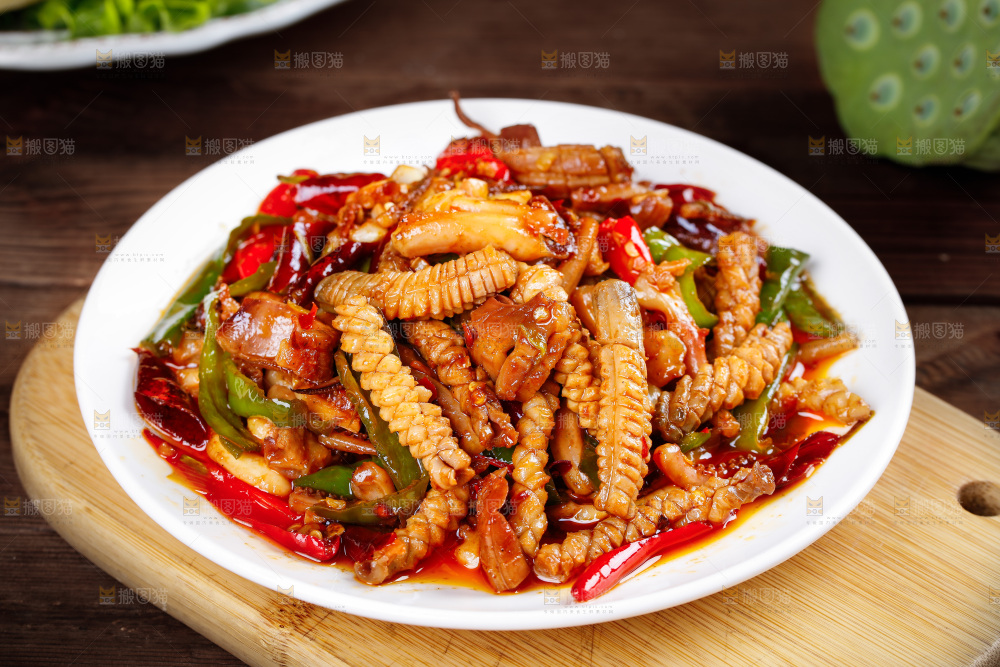 木板上放着一盘辣炒鱿鱼身