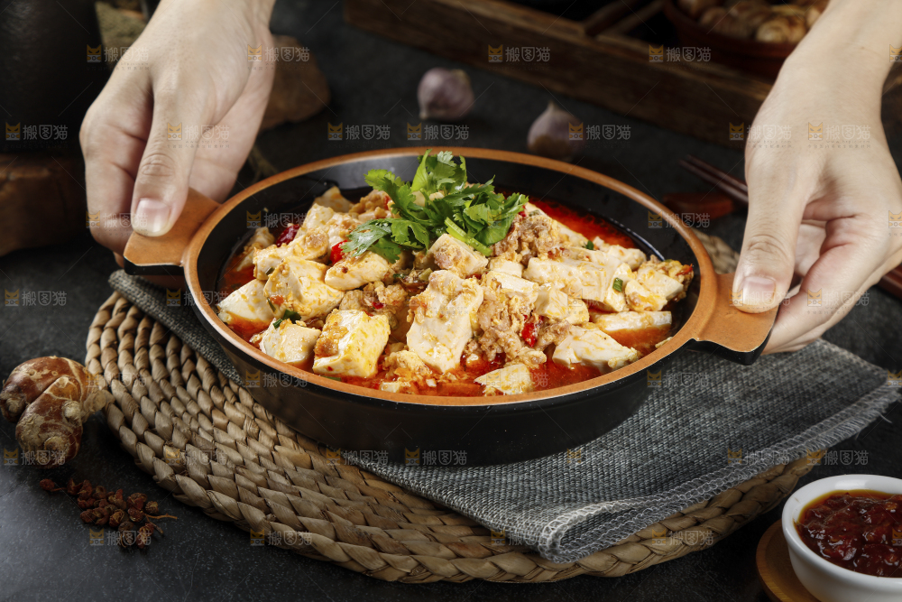 手里端着一盘麻婆豆腐